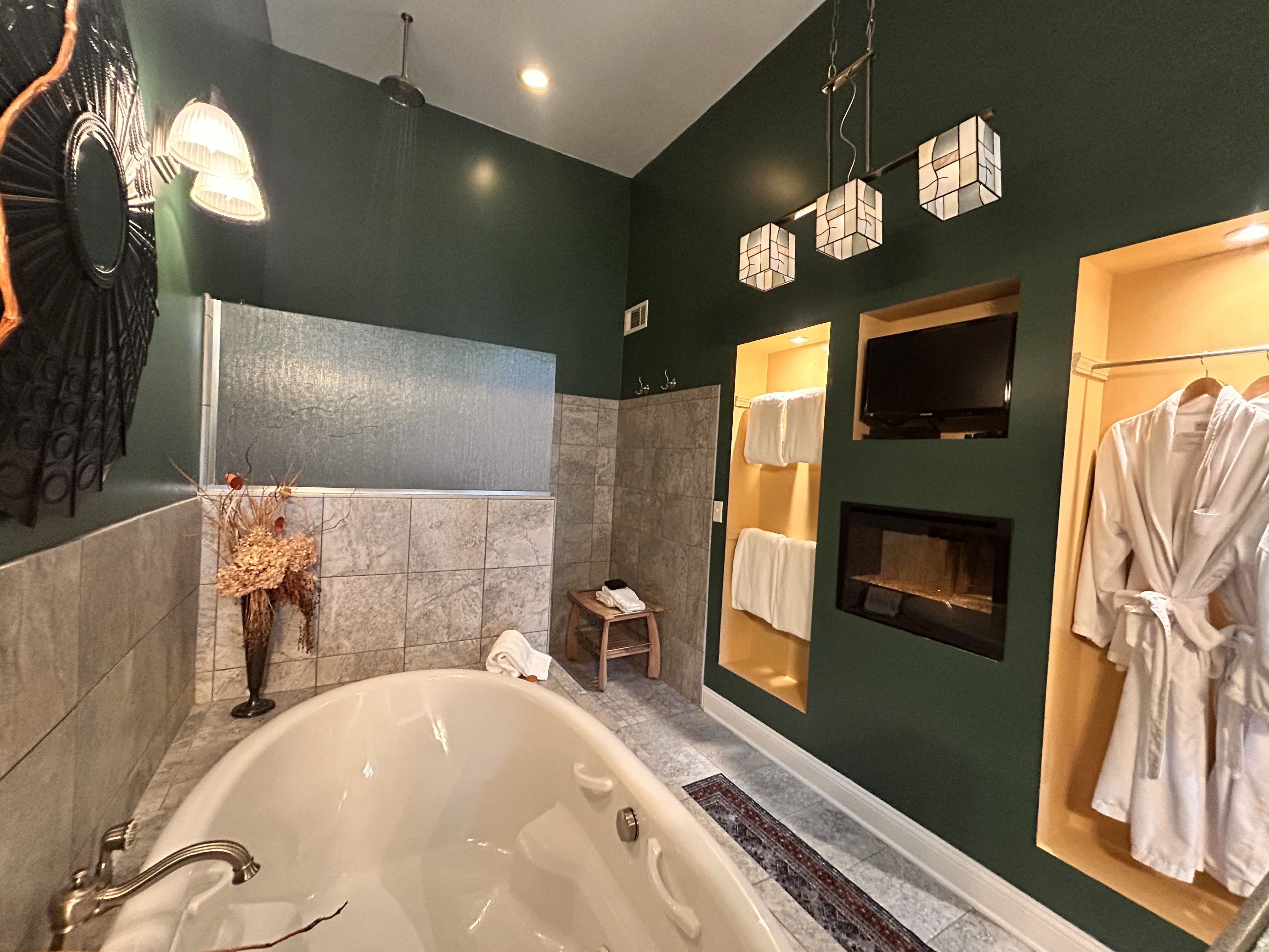 Two person jetted tub.