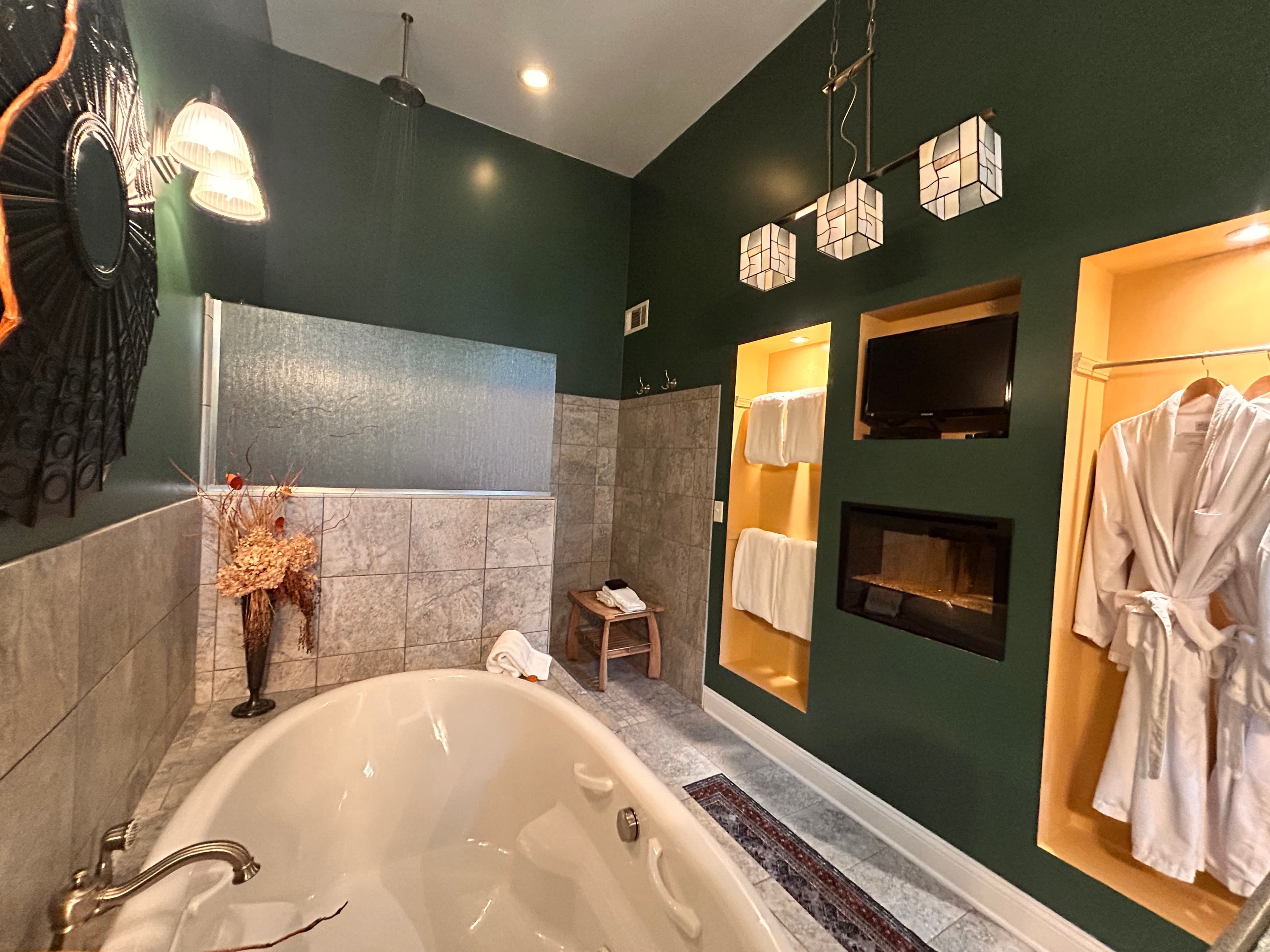 Two person jetted tub.